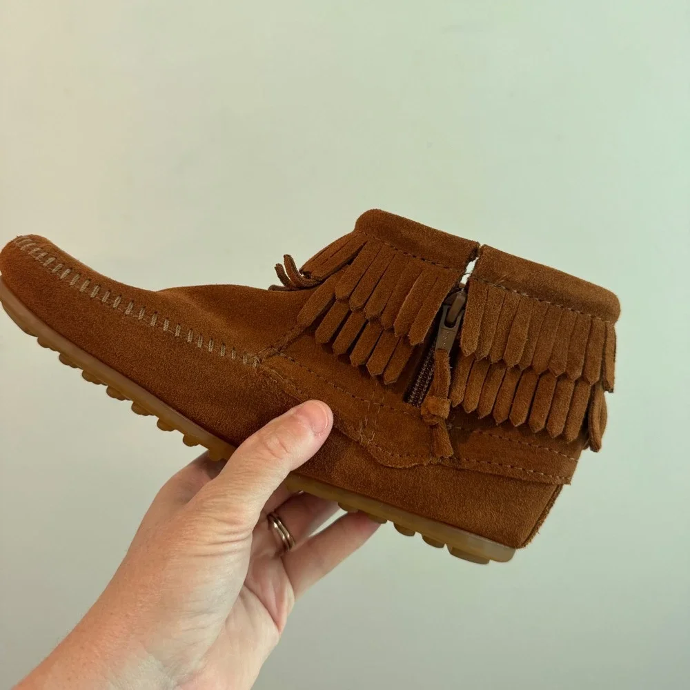 Minnetonka Kids Brown Suede Fringe Back Zip Moccasin Boots 2292 Size 4